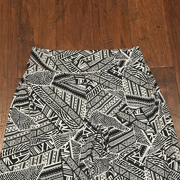 Medium Black and White Geometric Patterned Pants - Picture 3 of 8